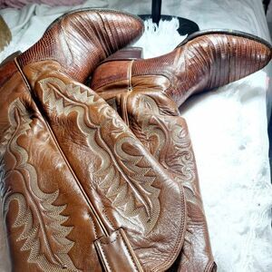 JUSTIN STYLE BOOTS Size 7 Color Brown.Used